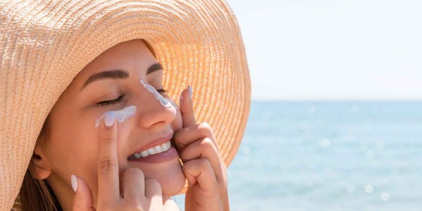 Piel grasa en verano: 5 consejos de farmacia para controlarla sin resecar